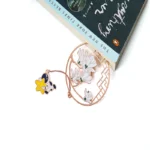 Pintura redonda de acero inoxidable grabado hueco plateado colgante de metal Marcapáginas