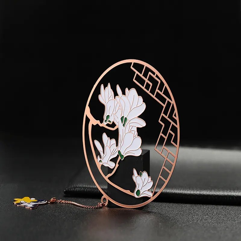 Pintura redonda de acero inoxidable grabado hueco plateado colgante de metal Marcapáginas