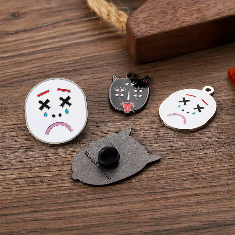 Anime-Knöpfe und -Pins