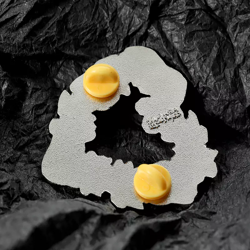 花环形珐琅镂空徽章别针