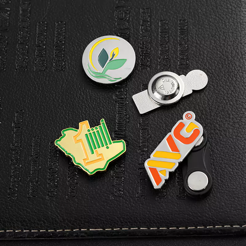 Многочисленные узоры букв дизайна мягкая эмаль магнит булавка