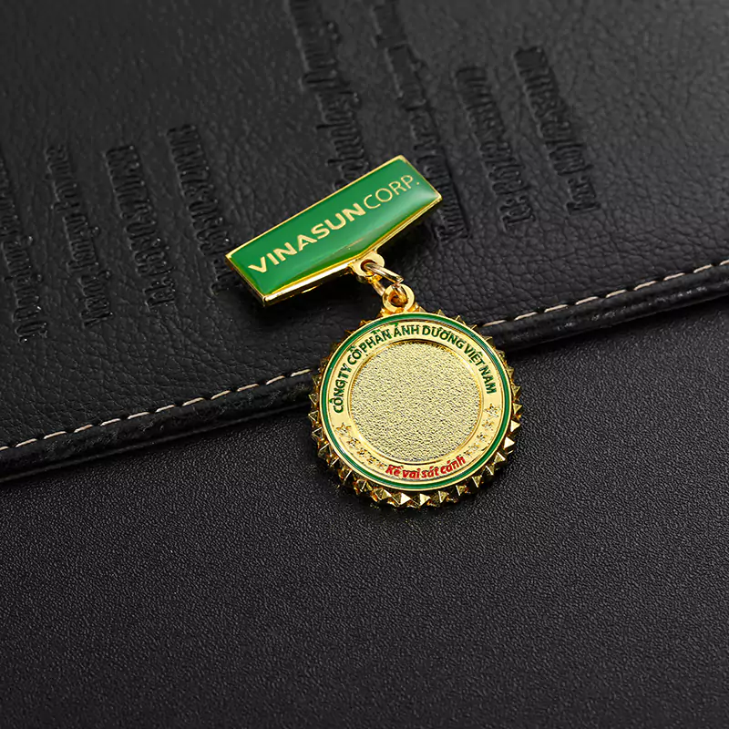 пустые металлические значки