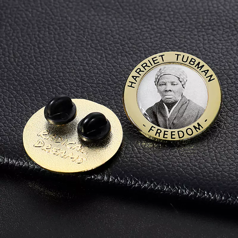 Бейдж с УФ-печатью и резиновым колпачком