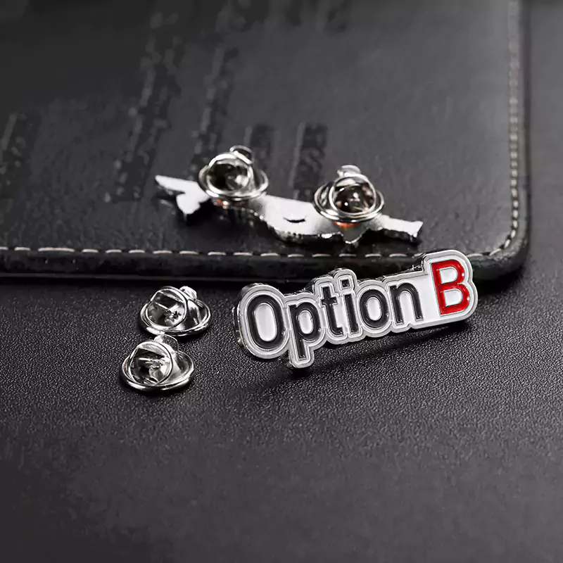 Option B Pure Letter Emaille Logo Abzeichen Anstecknadeln