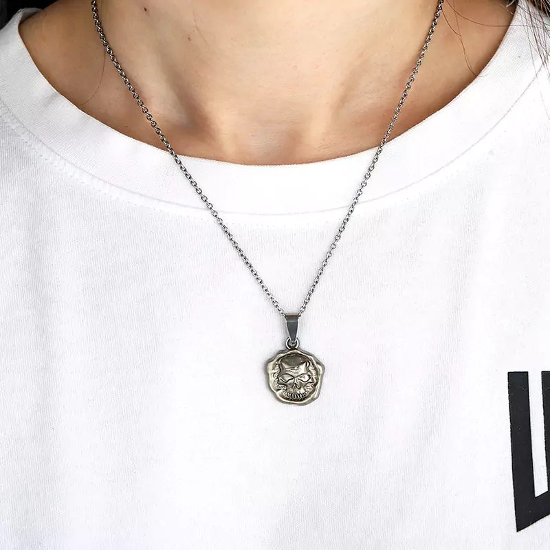 Collar/dije con forma de calavera de níquel mate chapado en relieve 3D