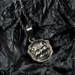 Collar/dije con forma de calavera de níquel mate chapado en relieve 3D