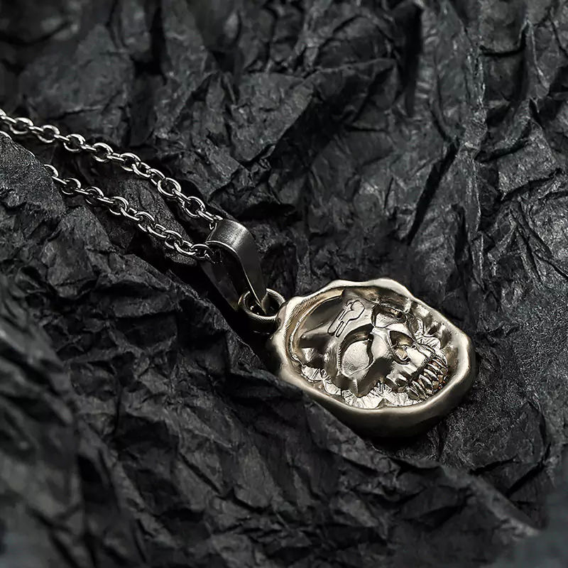 Collar/dije con forma de calavera de níquel mate chapado en relieve 3D