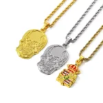 Ciondolo a forma di teschio e di distintivo con placcatura in lacca