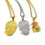 Ciondolo a forma di teschio e di distintivo con placcatura in lacca