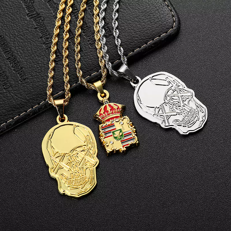 Ciondolo a forma di teschio e di distintivo con placcatura in lacca