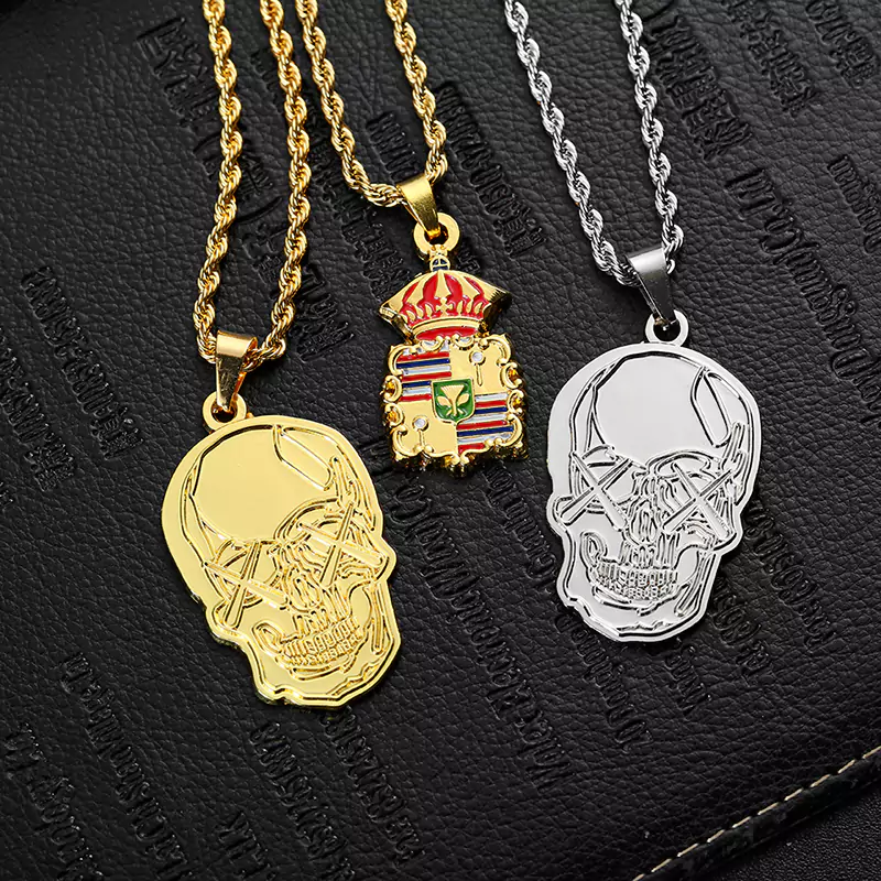 Ciondolo a forma di teschio e di distintivo con placcatura in lacca