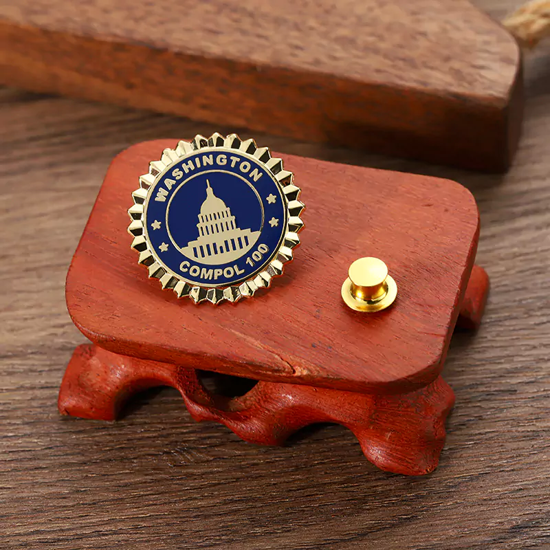 5701-5-Zahnkranz-Logo-Clip aus Hart-Emaille mit Samtstoffbox