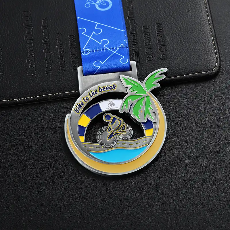 1085-5-Medalha Comemorativa de Bicicleta e Praia