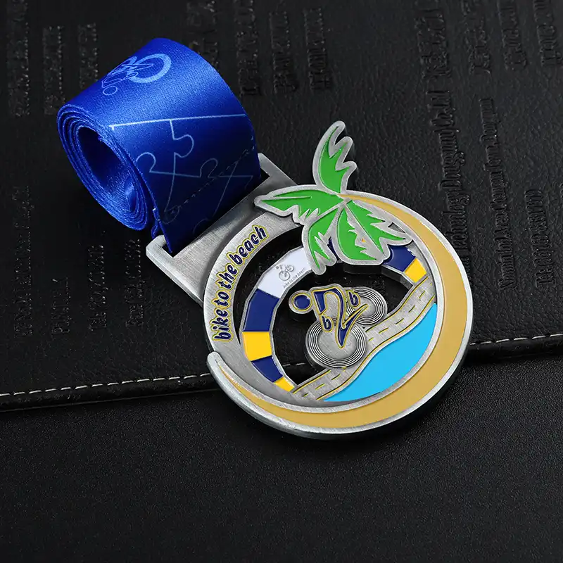 1085-8-Medalha Comemorativa de Bicicleta e Praia