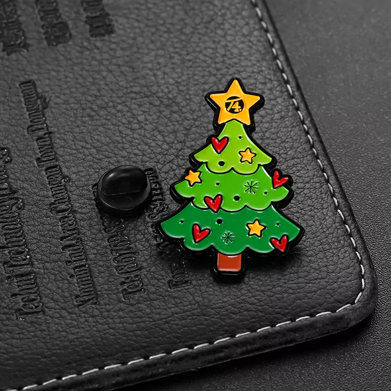 1505-1 - Árvore de Natal pintada com formas exclusivas e emblemas de papelão