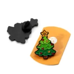 1505-5 - Árvore de Natal pintada com formas exclusivas e emblemas de papelão