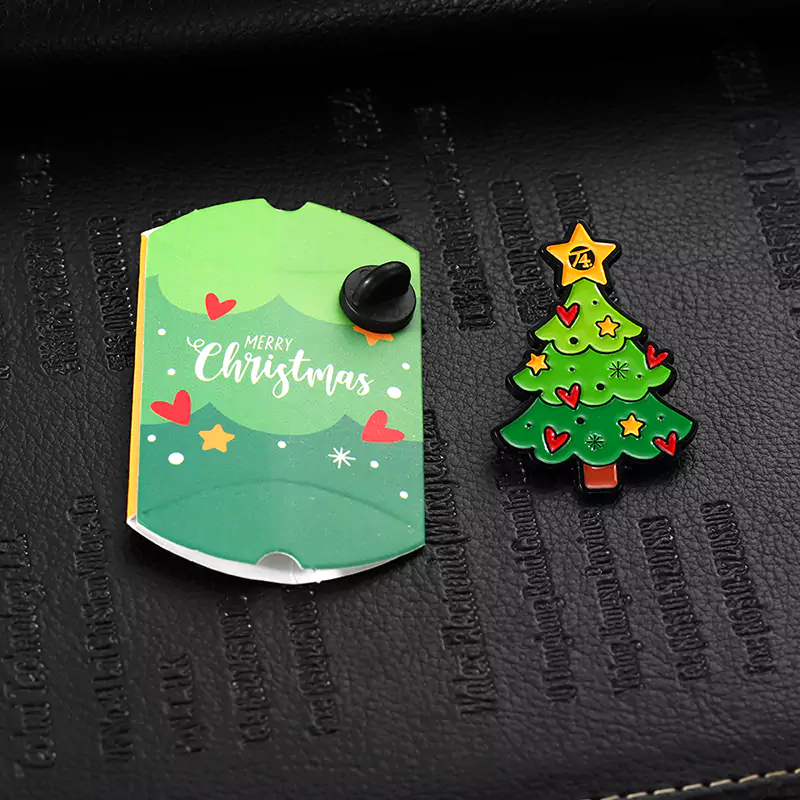 1505-6 - Árvore de Natal pintada com formas exclusivas e emblemas de papelão