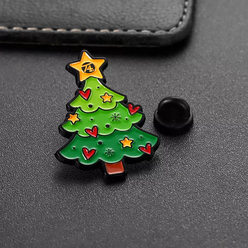 1505-8 - Árvore de Natal pintada com formas exclusivas e emblemas de papelão