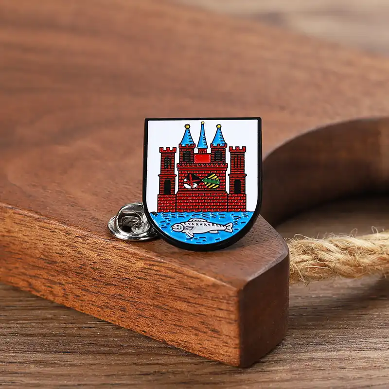 1518-6-Arched House Pattern Badge