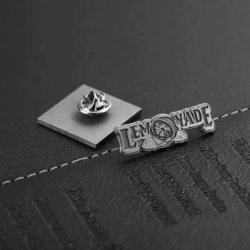 1910-6-Fabbrica di lotti che timbrano spille personalizzate in metallo