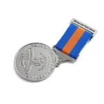 5801-1 - Crachá de ombro de honra com texto circular banhado a níquel brilhante