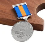 5801-3 - Crachá de ombro de honra com texto circular banhado a níquel brilhante