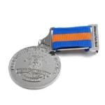 5801-4 - Crachá de ombro de honra com texto circular banhado a níquel brilhante