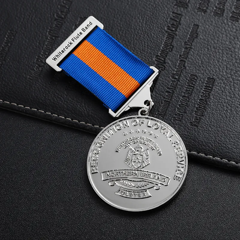 5801-6 - Crachá de ombro de honra com texto circular banhado a níquel brilhante