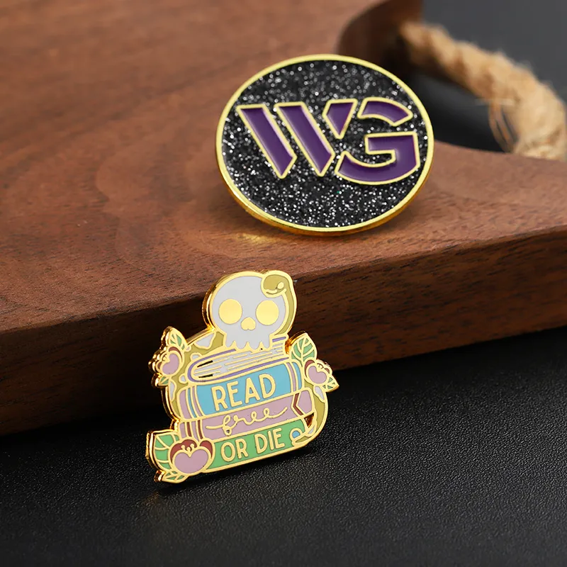 1522-5-可爱骷髅金色硬珐琅徽章