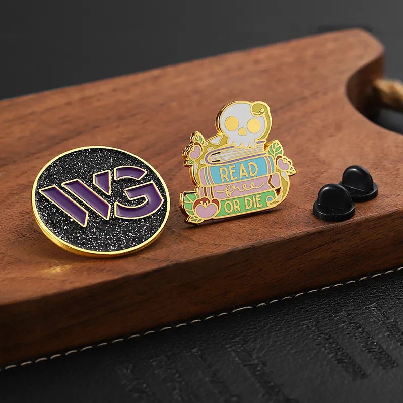 1522-6-可爱骷髅金色硬珐琅徽章