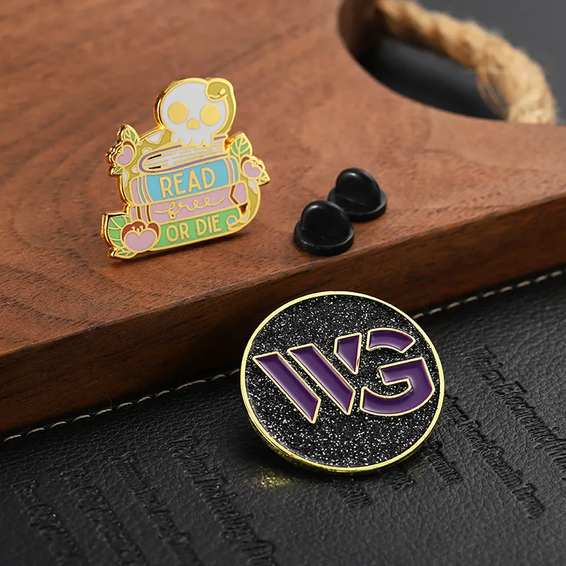 1522-7-可爱骷髅金色硬珐琅徽章