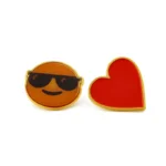 1523-4 - Insigne émaillé en forme de sourire et de cœur