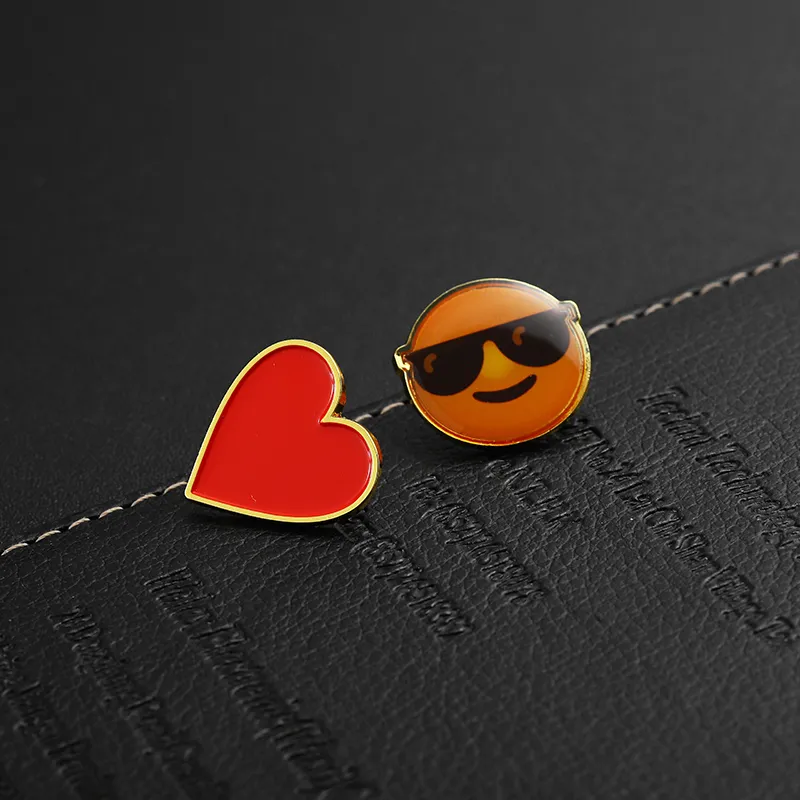 1523-5 - Insigne en émail en forme de sourire et de cœur