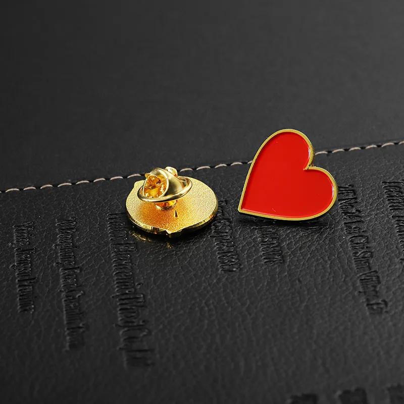 1523-6 - Insigne en émail en forme de sourire et de cœur