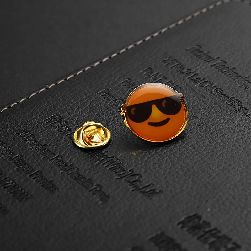 1523-7 - Insigne émaillé en forme de sourire et de cœur