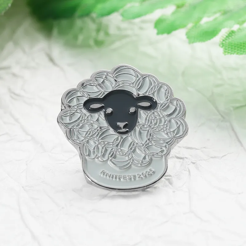 1702-3-KnitFest 2025 Épingle en métal à motif d'agneau tricoté
