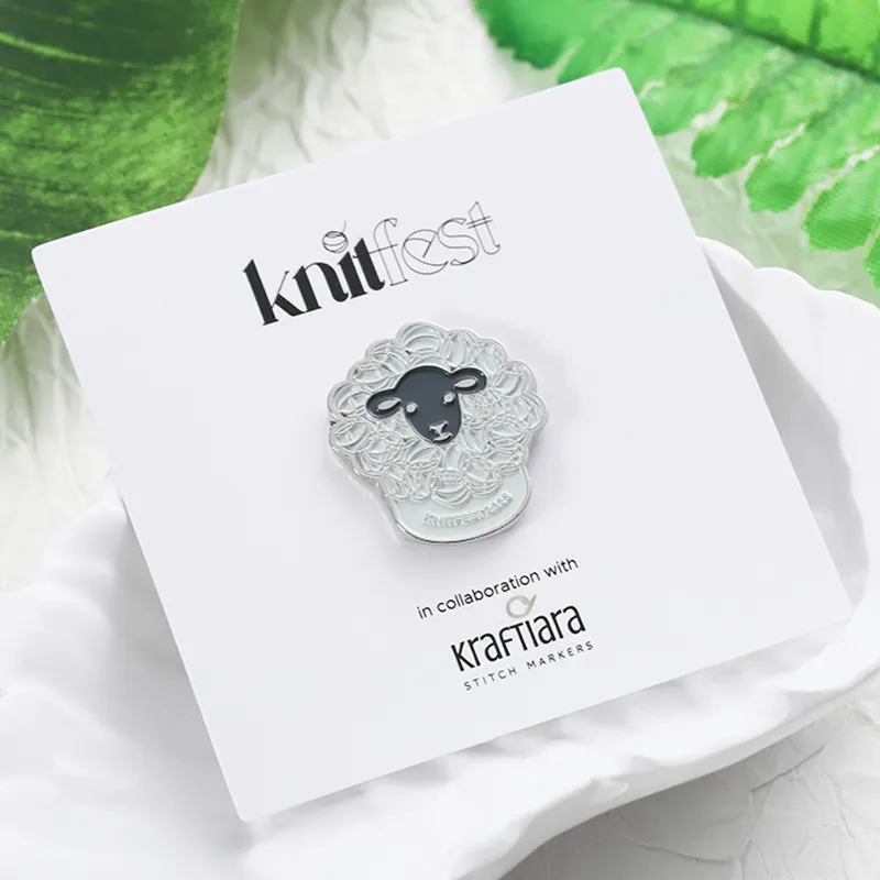 1702-5-KnitFest 2025 Épingle en métal à motif agneau tricoté