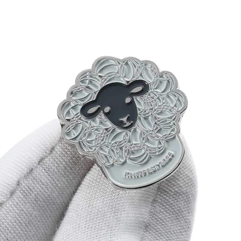 1702-6-KnitFest 2025 Épingle en métal à motif d'agneau tricoté