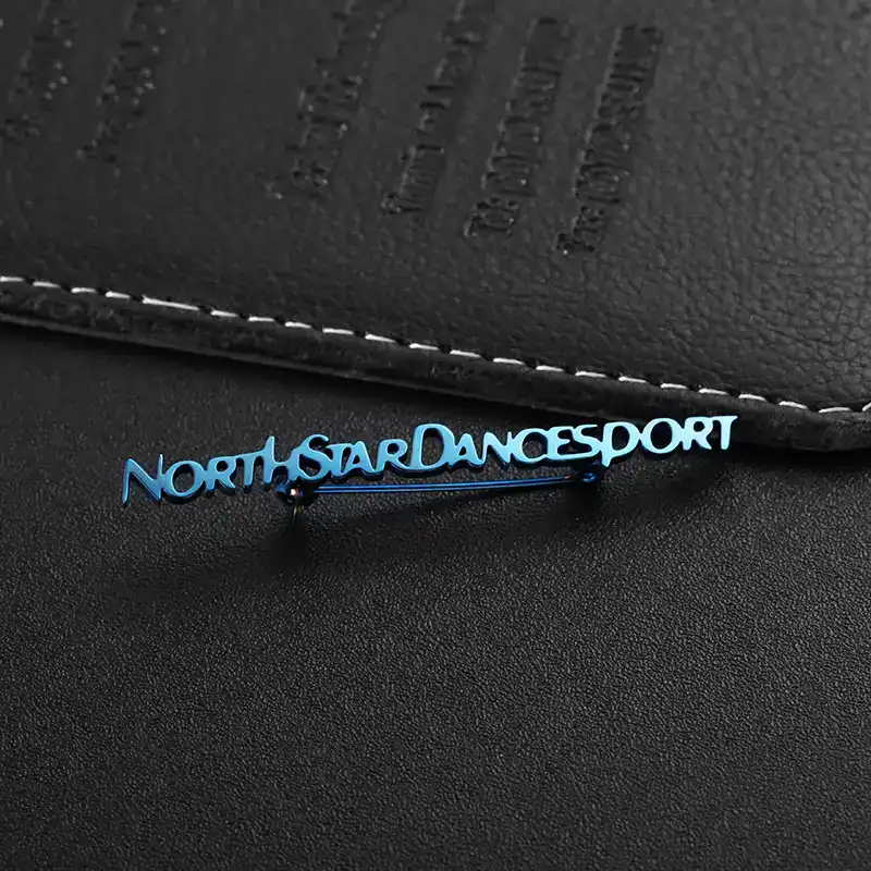 1570-5-North Star Dancing Sports Spilla a forma di lettera blu