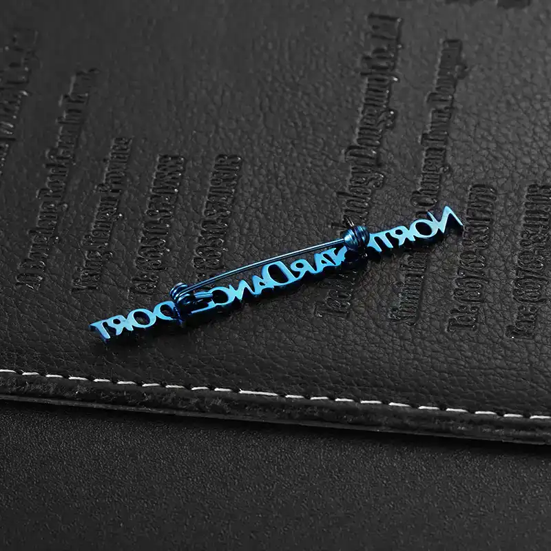 1570-6-North Star Dancing Sports Spilla a forma di lettera blu